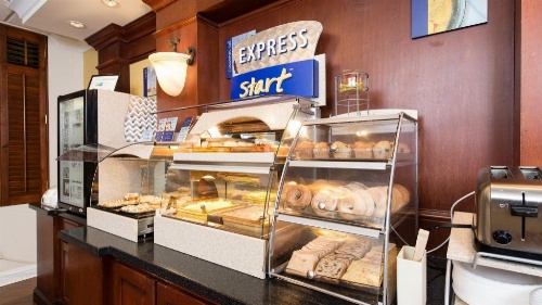 Holiday Inn Express Hotel & Suites Columbia I-26 @ Harbison Blvd image 4